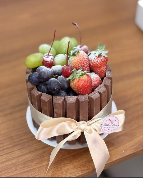 Bolo de KitKat com frutas frescas
